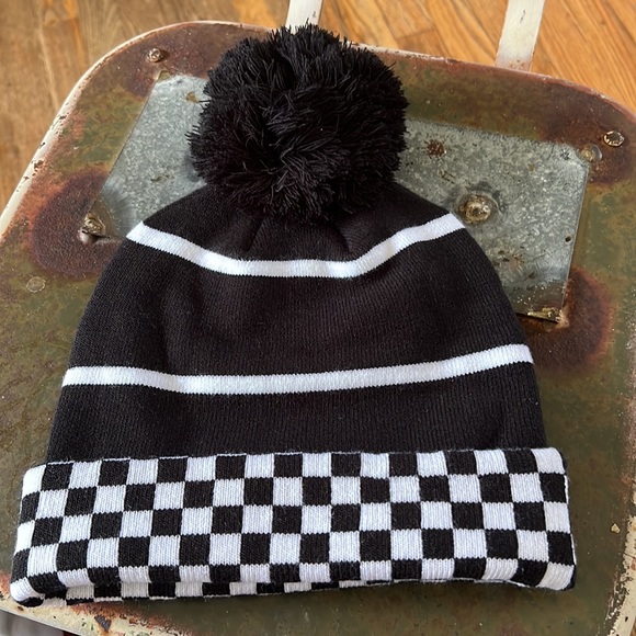 1 LEFT! Vans Cuff Checkerboard Pom Pom Beanie - Picture 2 of 7